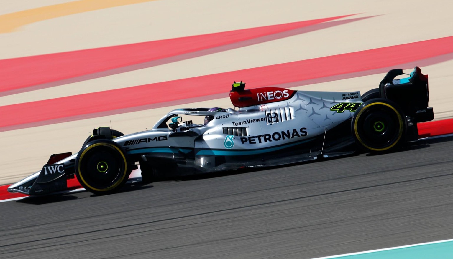 Mercedes überrascht in Bahrain mit Schlitzen am neuen Mercedes W13.