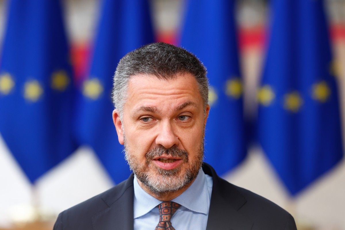 epa10252504 General Secretary of the European Trade Union Confederation (ETUC) Luca Visentini speaks to the press ahead a Tripartite Social Summit at the European Council in Brussels, Belgium, 19 Octo ...