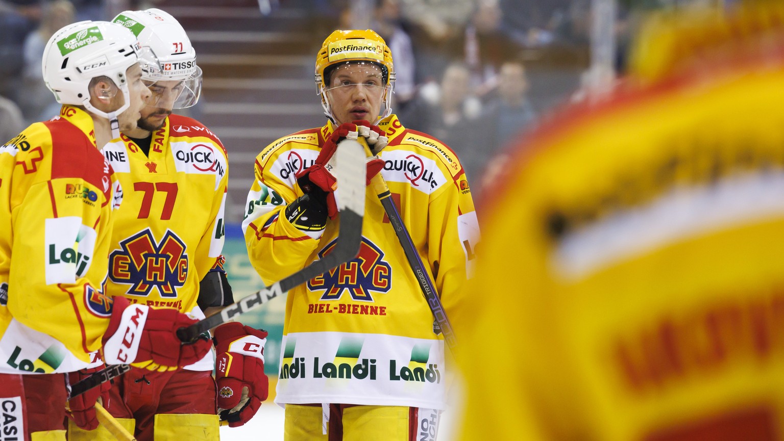 PostFinance Top Scorer forward Toni Rajala, 3rd right, look his teammates, during the fifth leg of the National League Swiss Championship final playoff game between Geneve-Servette HC and EHC Biel-Bie ...