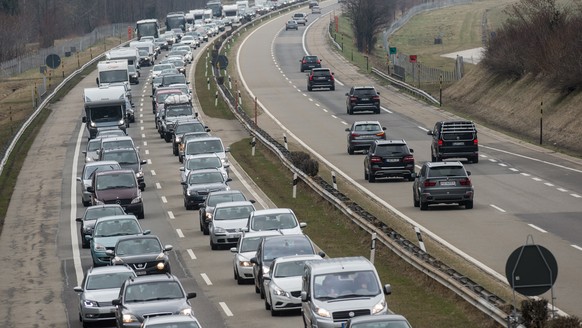 In der Leventina stauen sich die Autos auf 10 Kilometer Länge.