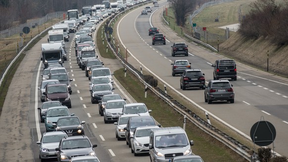 Mehrere Kilometer Rueckstau auf der Autobahn vor dem Suedportal des Gotthardstrassentunnels am Ostermontag, 28. Maerz 2016, zwischen Quinto und Airolo. (KEYSTONE/Ti-Press/Pablo Gianinazzi)