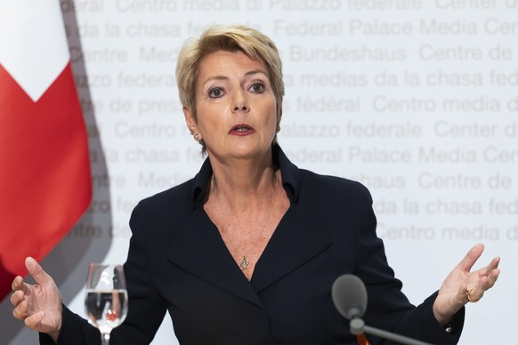 Bundesraetin Karin Keller-Sutter spricht waehrend einer Medienkonferenz des Bundesrates zur Aenderung des Bankengesetzes (Eigenkapitalunterlegung auslaendischer Beteiligungen im Stammhaus von systemre ...