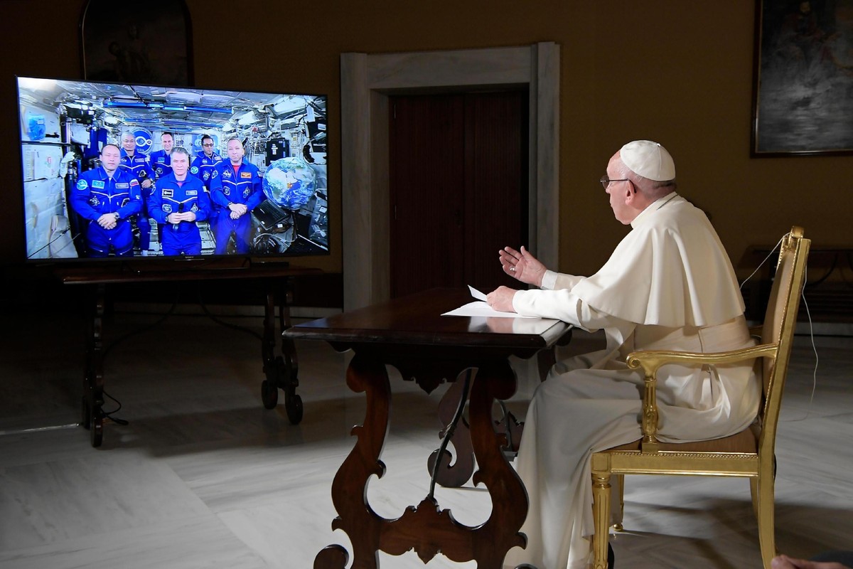 epa06290911 A handout picture provided by the Vatican newspaper L'Osservatore Romano on 26 October 2017 shows Pope Francis (R) communicating by a live audiovisual connection with the crew of Miss ...