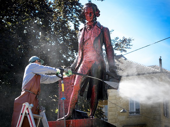 Ein Angestellter reinigte am Montagmorgen die Statue des umstrittenen H�ndlers David de Pury von der roten Farbe. De Pury lebte im 18. Jahrhundert.