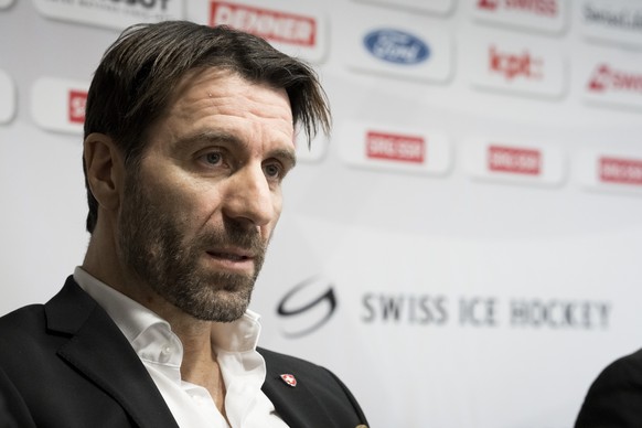Lars Weibel, Director Sport Swiss Ice Hockey Federation, spricht an der Medienkonferenz der Swiss Ice Hockey Federation (SIHF) am Mittwoch, 3. Dezember 2025 im Hotel Allegra Lodge in Kloten. (KEYSTONE ...