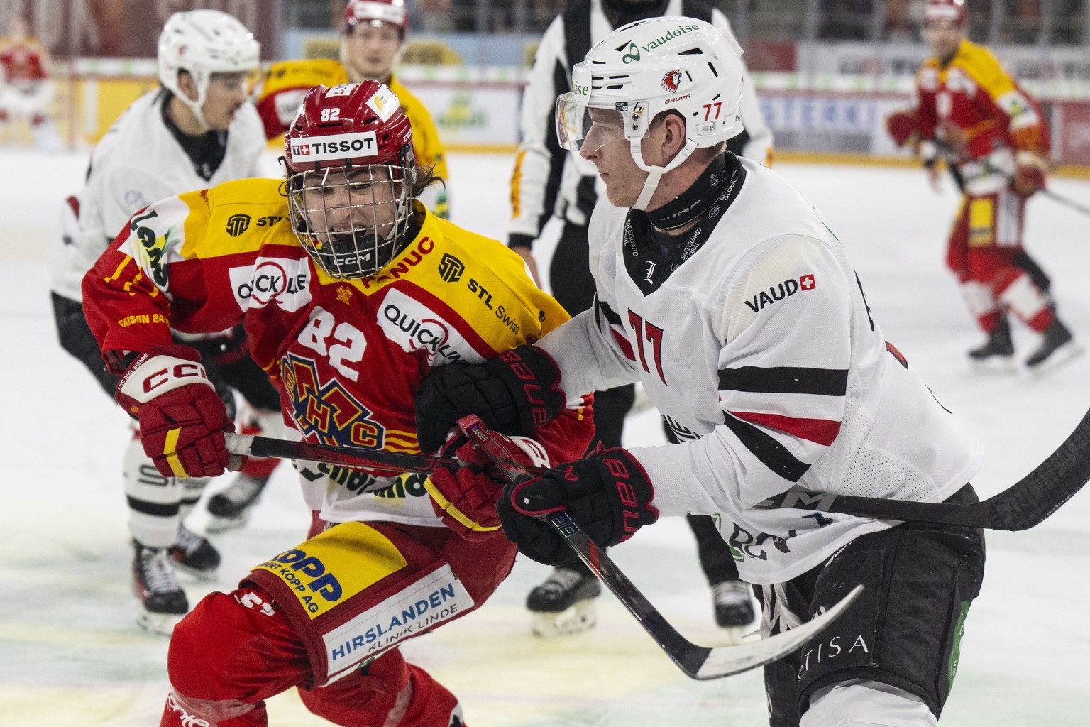 Jonah Neuenschwander (EHCB), links, kaempft um den Puck mit David Sklenicka (LHC) im Spiel der Eishockey National League zwischen EHC Biel-Bienne, EHCB, und Lausanne HC, LHC, vom Dienstag, 26. Novembe ...
