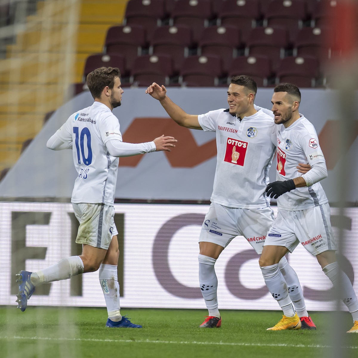 Les joueurs du club lucernois, laissent eclater leur joie apres le 2:0, lors de la rencontre de football de Super League entre le Geneve Servette FC et le FC Lucerne, ce samedi 28 novembre 2020 au sta ...