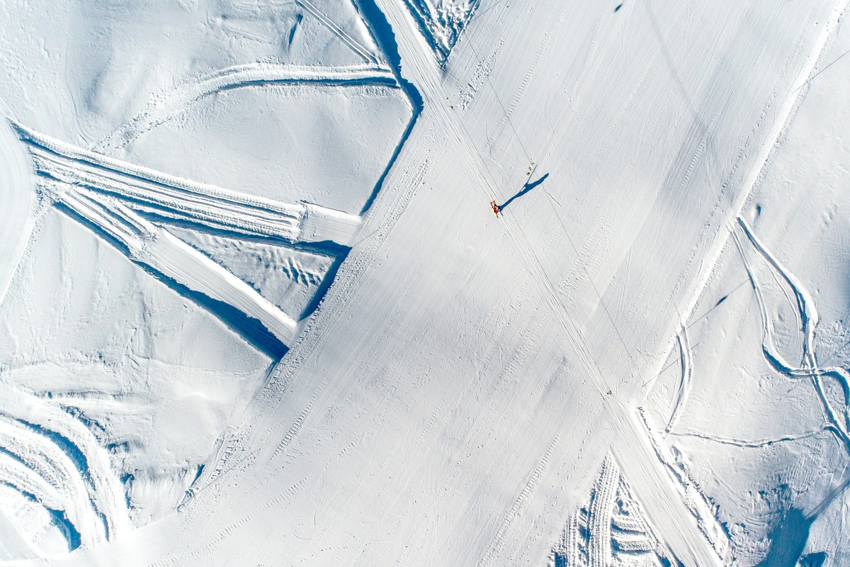 Blick von oben auf eine Skipiste des Skigebietes Nara oberhalb von Leontica im Bleniotal, am Freitag, 29. Dezember 2017. Wegen der ausgiebigen Schneefaelle in der Suedschweiz herrschen in den Skigebie ...