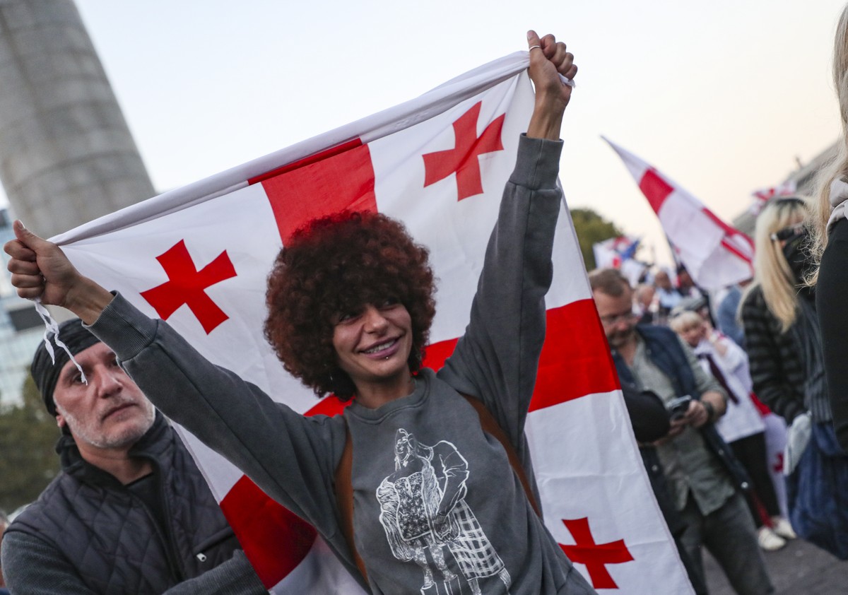 epa12430329 Georgian opposition party supporters attend a rally during local elections in Tbilisi, Georgia, 04 October 2025. Elections to local governments are held in Georgia on 04 October, where mem ...