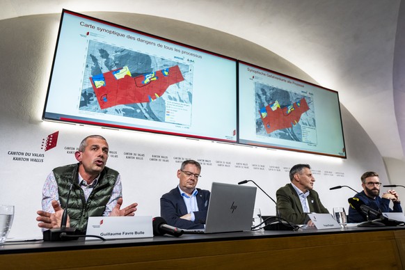 *ATTENTION: EMBARGO JUSQU&#039;A 18:00 LE 07.11.2025* Guillaume Favre-Bulle, geologue du canton du Valais, chef du Service des dangers naturels, Franz Ruppen, conseiller d&#039;Etat valaisan, Matthias ...