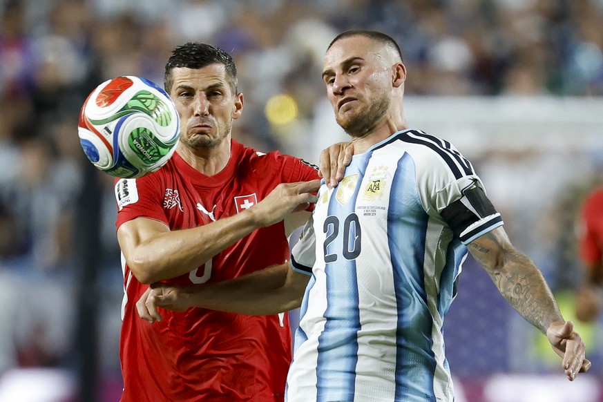epa13106327 Switzerland's Remo Freuler (L) in action against Argentina's Alexis Mac Allister (R) during the FIFA World Cup 2026 quarterfinals match Argentina vs Switzerland, in Kansas City,  ...