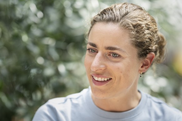 Die Berner Radrennfahrerin Marlen Reusser spricht mit Medienleuten, am Dienstag, 10. Juni 2025 in Bern. Vom 12. - 15. Juni bestreitet Marlen Reusser die Tour de Suisse fuer ihr neues Team Movistar. (K ...