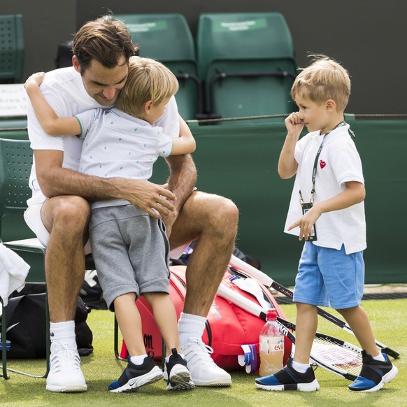 Knuddeln mit den Zwillingen Leo und Lenny: Federers Leben besteht längst aus mehr als nur aus Tennis.