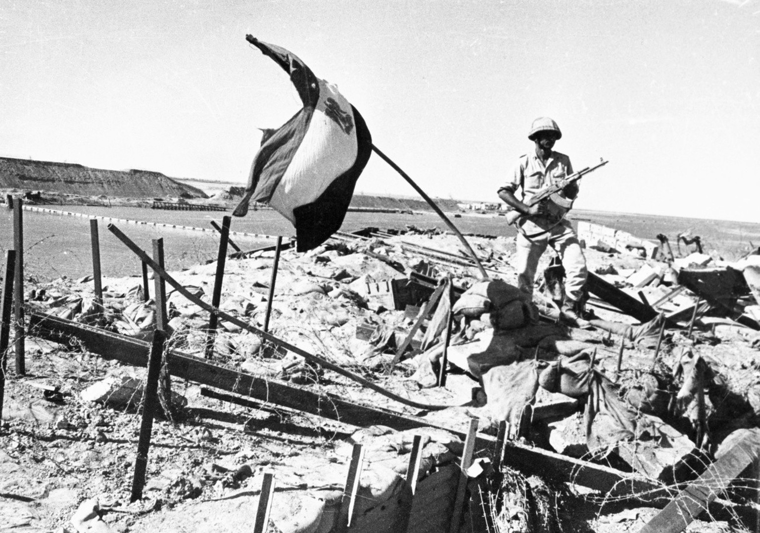 Die aegyptische Flagge weht ueber einem durch die aegyptischen Streitkraefte eroberten israleischen Stuetzpunkt am Ostufer des Suezkanal waehrend dem Yom Kippur Krieg, auch Vierter Israelisch-Arabisch ...