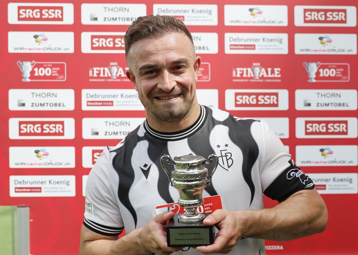 Xherdan Shaqiri (FCB), Player of the Match, posiert mit dem Pokal, nach dem 100. Schweizer Fussball Cup Final zwischen dem FC Biel-Bienne und FC Basel, am Sonntag, 1. Juni 2025, im Stadion Wankdorf in ...