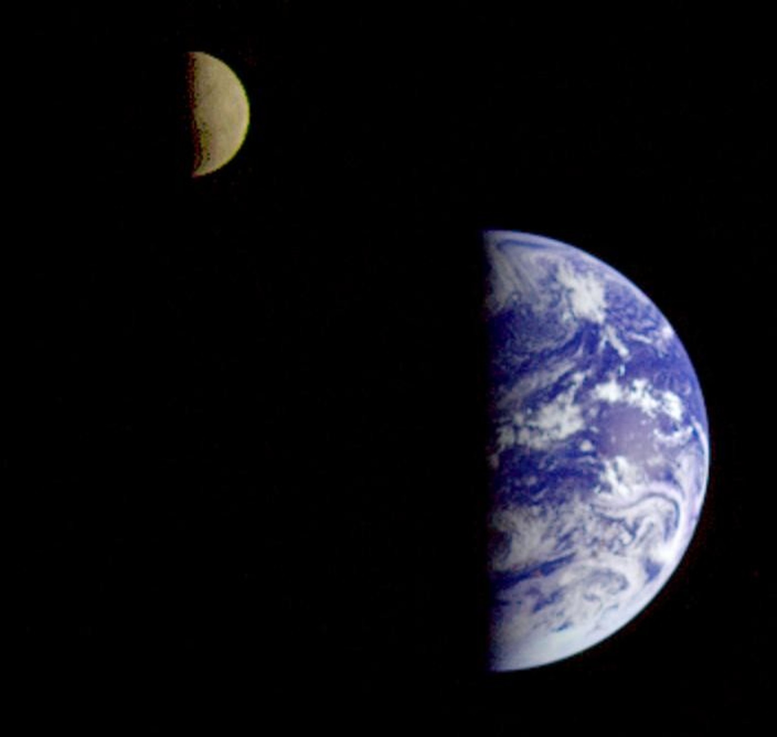 Erde und Mond beide ungefähr zur Dichotomie (halbe Phase bei Phasenwinkel 90°; Bild aufgenommen von der Raumsonde Galileo [NASA])
https://de.wikipedia.org/wiki/Tag-Nacht-Grenze#/media/Datei:Earth-Moon ...