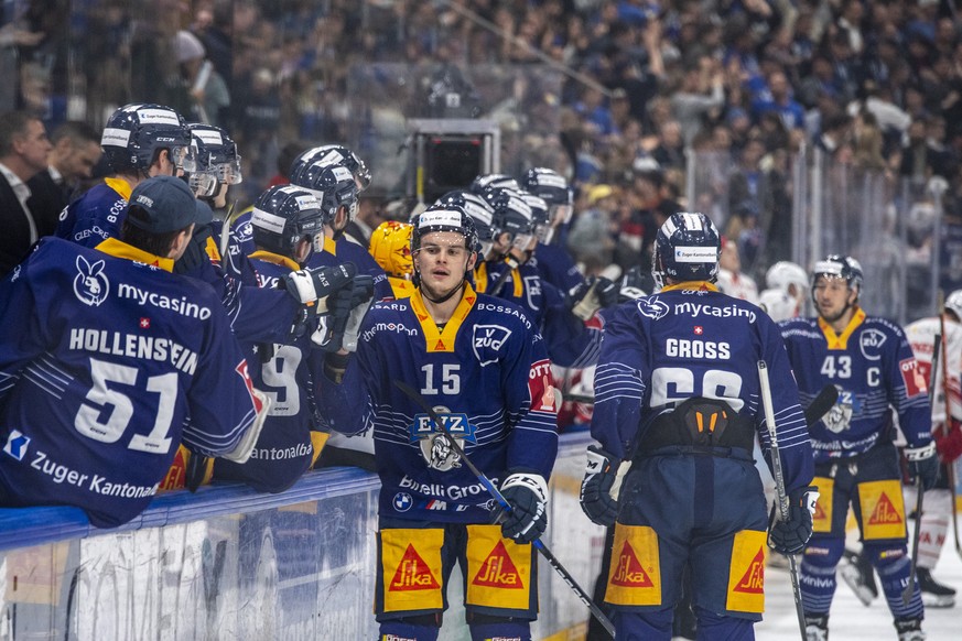 Die Zuger mit Gregory Hofmann, mitte, feiern das Tor zum 1:0 beim Playoff Viertelfinal Spiel 4 beim Eishockey Meisterschaftsspiel der National League zwischen dem EV Zug und den SC Rapperswil-Jona Lak ...