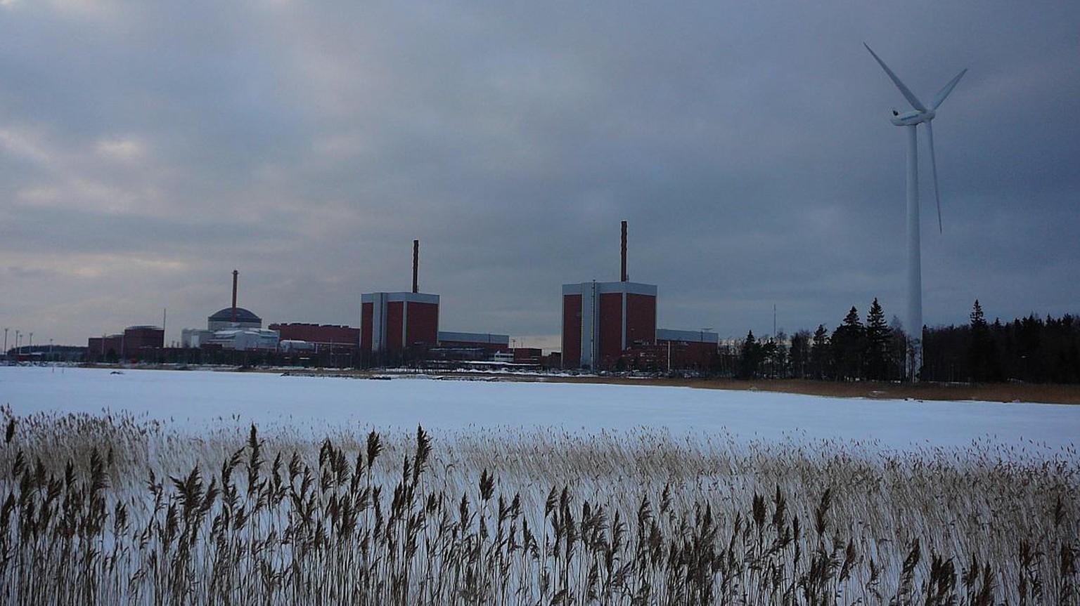 Das Atomkraftwerk Olkiluoto liegt auf der Insel Olkiluoto an der Westküste Finnlands.

Quelle: https://commons.wikimedia.org/wiki/File:Elektrownia_j%C4%85drowa_w_Olkiluoto_-_panoramio.jpg