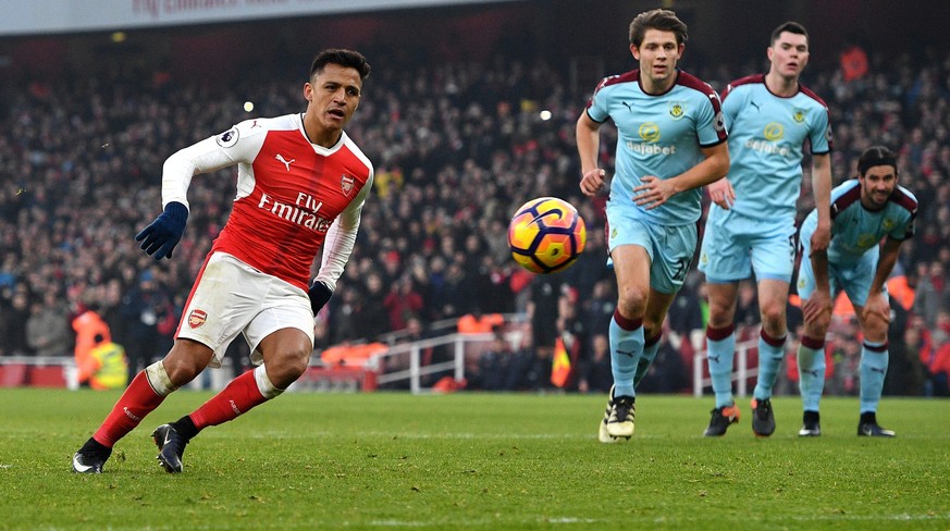 epa05741953 Arsenal Alexis Sanchez scores a penalty against Burnley during the English Premier League game between Arsenal and Burnley at Emirates Stadium in London, Britain, 22 January 2017. EPA/FACU ...