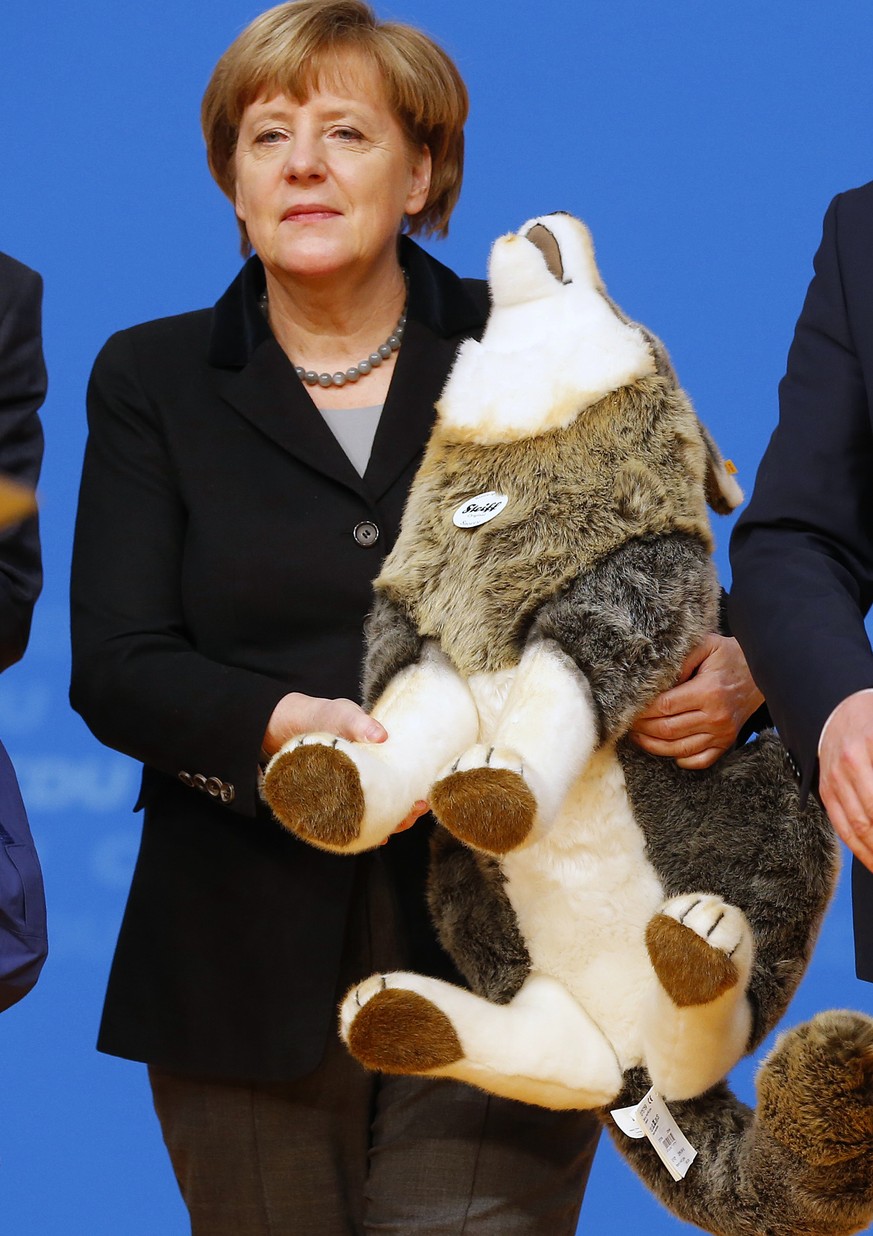Was ist Angela Merkel nun? Eine weisse Hexe oder die neue Mutter Teresa? 