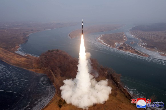 epaselect epa11810552 A photo released by the official North Korean Central News Agency (KCNA) shows the launch of an intermediate-range ballistic missile (IRBM) with a hypersonic warhead as payload,  ...
