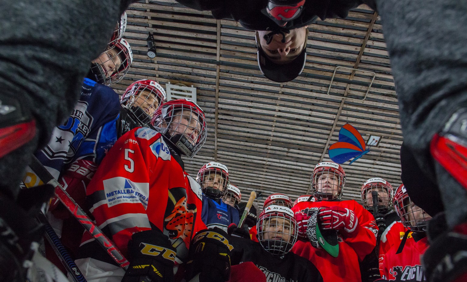 Nico Hischier mit Junioren des EHC Visp: geerdetes Supertalent.&nbsp;