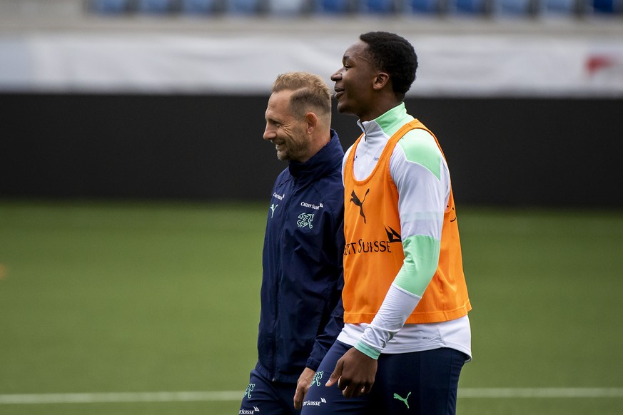 L&#039;entraineur Mauro Lustrinelli parle avec Bryan Okoh le joueur de l&#039;equipe de suisse de football U21 en action lors d&#039;un entrainement le mardi 5 octobre 2021 au stade de la Tuiliere a L ...