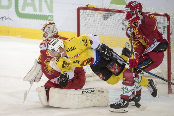 Tigers Goalie Damiano Ciaccio, links, und Andrea Glauser, rechts, kaempfen um den Puck, gegen Berns Jan Mursak, Mitte, waehrend dem Meisterschaftsspiel der National League, zwischen den SCL Tigers und ...