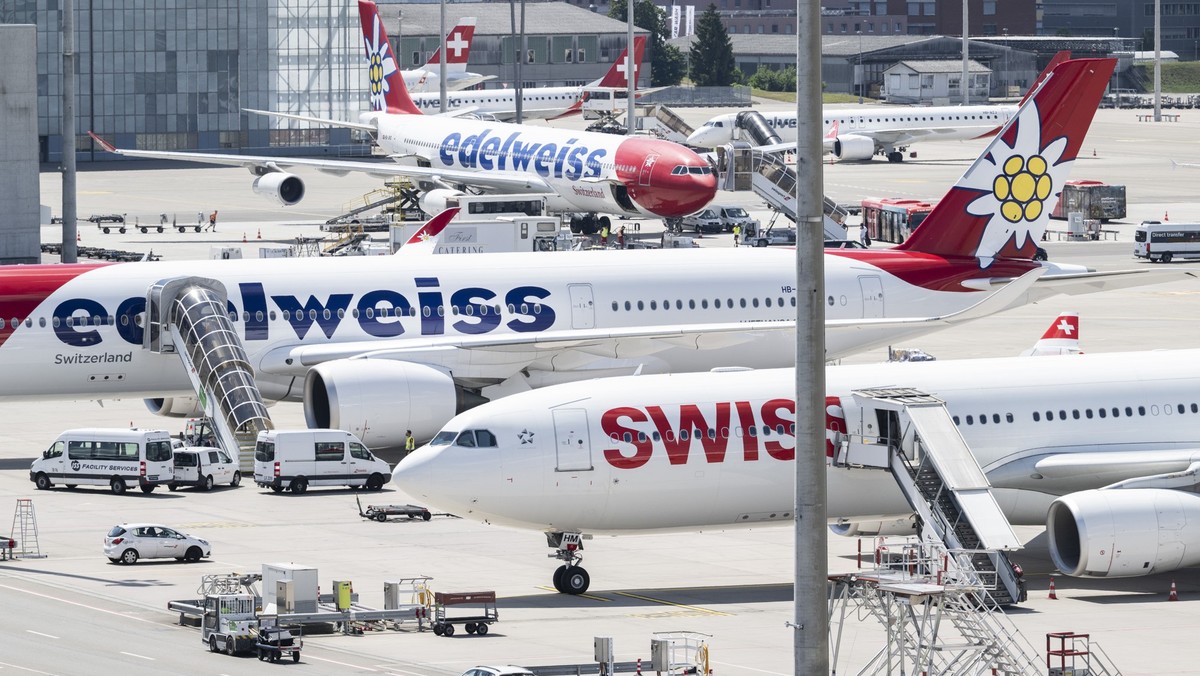 Flugzeuge der Fluggesellschaft Swiss und Edelweiss stehen auf dem Flugplatz, aufgenommen am Donnerstag, 10. Juli 2025 in Zuerich. (KEYSTONE/Ennio Leanza)