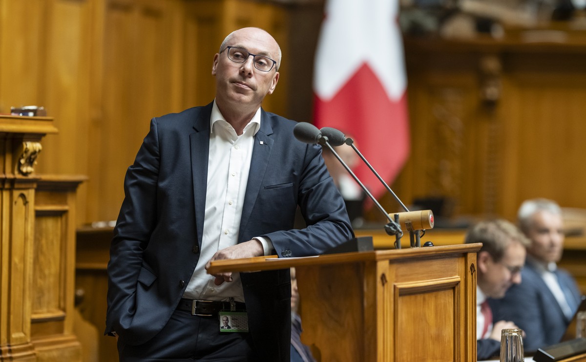 Manfred Buehler, SVP-BE, nimmt eine Frage entgegen in der Debatte ueber Gewalt in der Erziehung, an der Sondersession des Nationalrats, am Montag, 5. Mai 2025 im Nationalrat in Bern. (KEYSTONE/Alessan ...