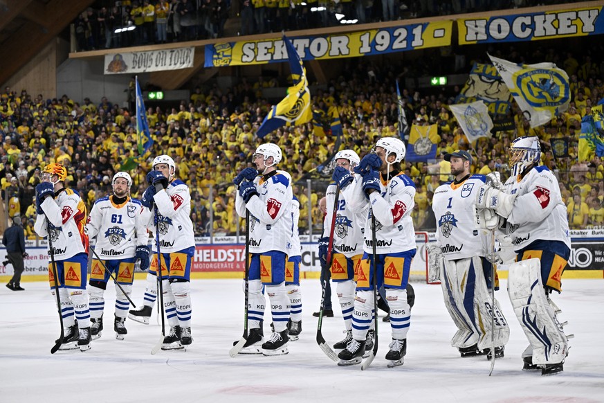 Enttaeuschte Gesichter bei den Zugern nach der 4:1 Niederlage und damit das Ausscheiden im Viertelfinale, beim fuenften Eishockey Playoff Viertelfinalspiel im Eishockey Spiel der National League zwisc ...