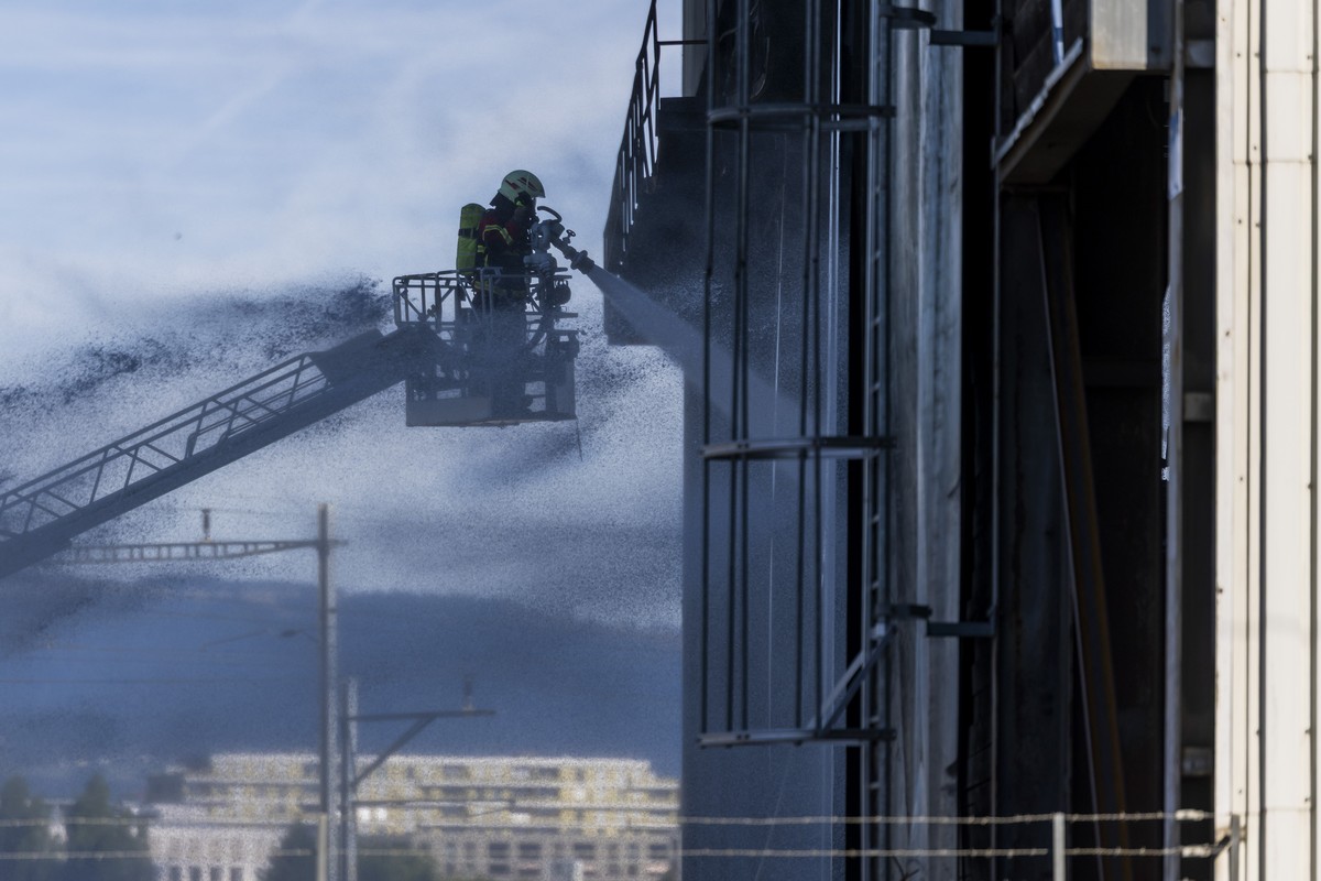 Les pompiers de la ville de Lausanne interviennent sur l'incendie du centre de recyclage de l'entreprise Thevenaz-Leduc, ce samedi 29 aout 2026 a Ecublens Le canton de Vaud a alerte vendredi ...