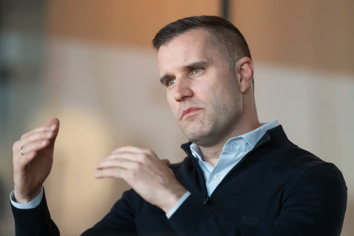 Nicholas Pennanen se lave les mains de la viande bon marché.
