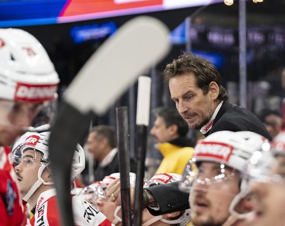 epa12512104 Head coach Patrick Fischer of Switzerland during the match between Sweden and Switzerland at the EHT ice hockey tournament in Tampere, Finland, 8 November 2025. EPA/Jussi Eskola