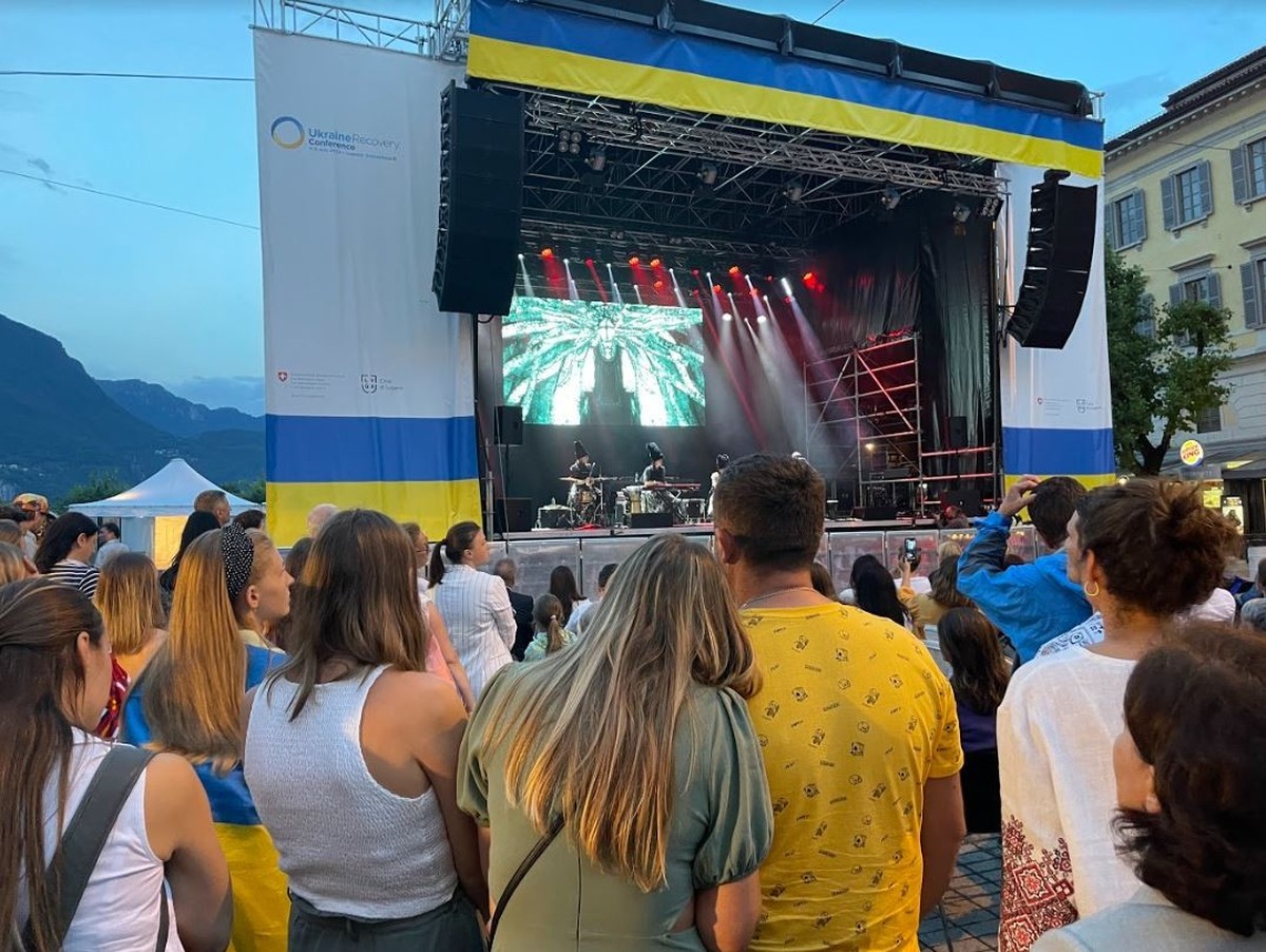 Mitten in der Altstadt fand am Montagabend ein Konzert einer ukrainischen Band statt. Später legte ein DJ auf.