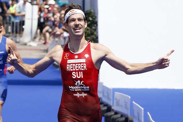 Sven Riederer, of Switzerland, celebrates his silver medal, during the ITU Triathlon European Championships, in Geneva, Switzerland, Saturday, July 11, 2015. (KEYSTONE/Salvatore Di Nolfi)