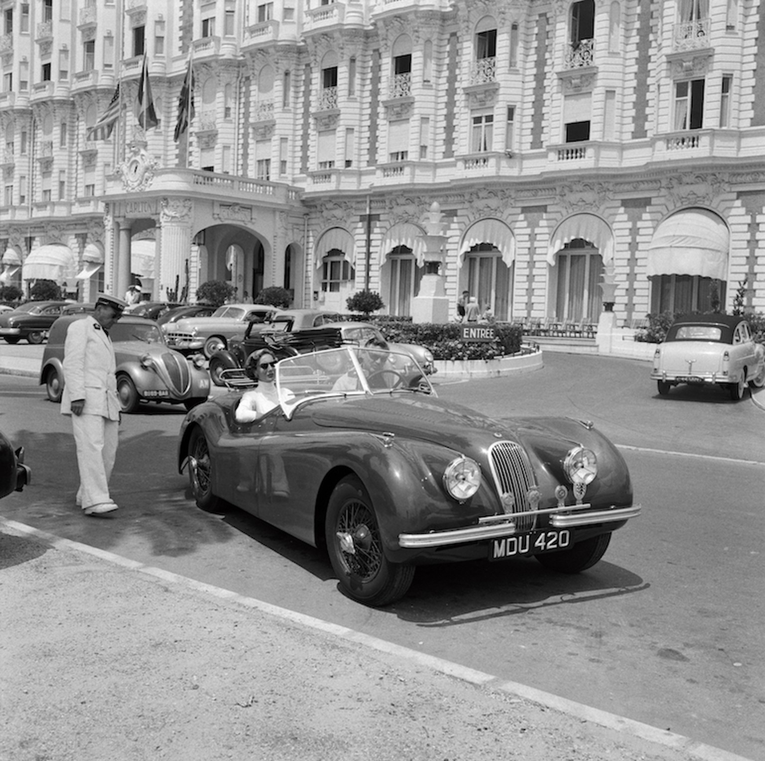 Vom Filmdreh in England über Luzern nach Cannes: Hollywood-Legende Clark Gable mit dem französischen Fotomodell Suzanne Dadolle 1953 vor dem Hotel Carlton in Cannes. Sie behauptete, seine Verlobte zu  ...