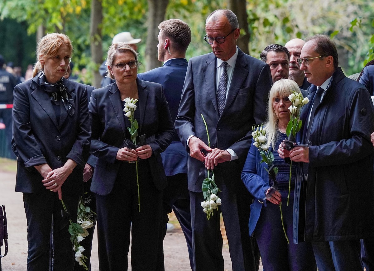 epaselect epa13134429 German Chancellor Friedrich Merz (C), Federal Interior Minister Alexander Dobrindt (R), Federal Justice and Consumer Protection Minister Stefanie Hubig (2-L), and Federal Educati ...