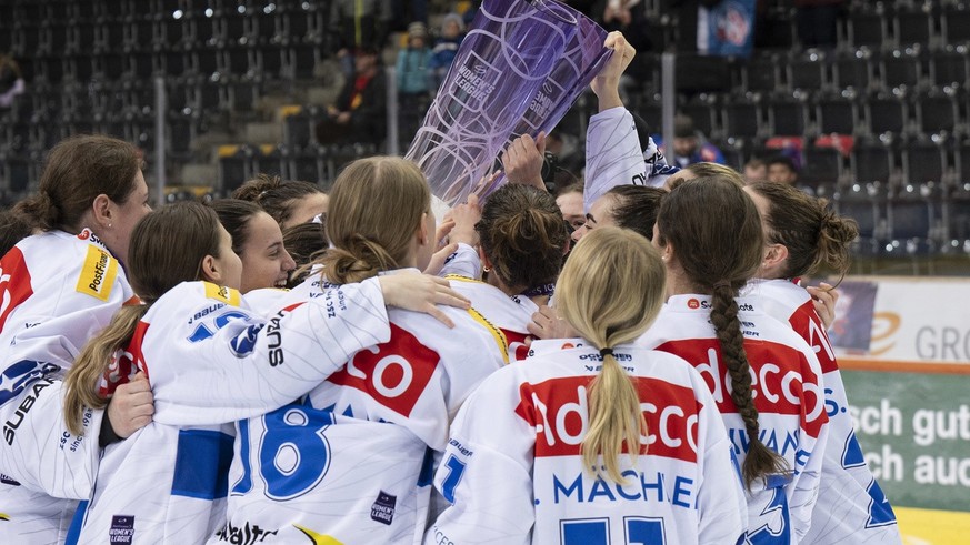 Zuerichs Spielerinnen und Staff feiern den Meistertitel nach dem fuenften Eishockey Playoff Finalspiel der PostFinance Women&#039;s League zwischen dem SC Bern Frauen und dem ZSC Frauen, am Sonntag, 2 ...