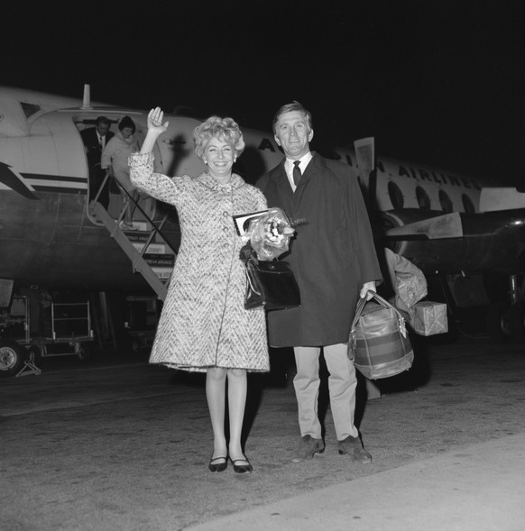 Actor Kirk Douglas and his wife Anne Douglas-Buydens pictured after their arrival at Zurich-Kloten Airport in Switzerland, on April 30, 1966. (KEYSTONE/PHOTOPRESS-ARCHIV/Grunder)

Der Filmschauspieler ...