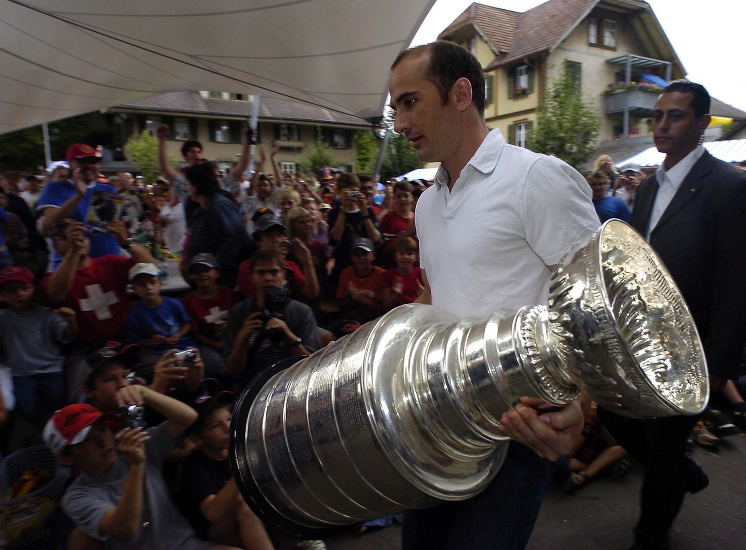 Der Torhueter der Ottawa Senators Martin "Tinu" Gerber praesentiert der Langnauer Bevoelkerung am Montag, 31. Juli 2006, in Langnau den NHL Stanleycup. Gerber gewann den Pokal mit den Caroli ...