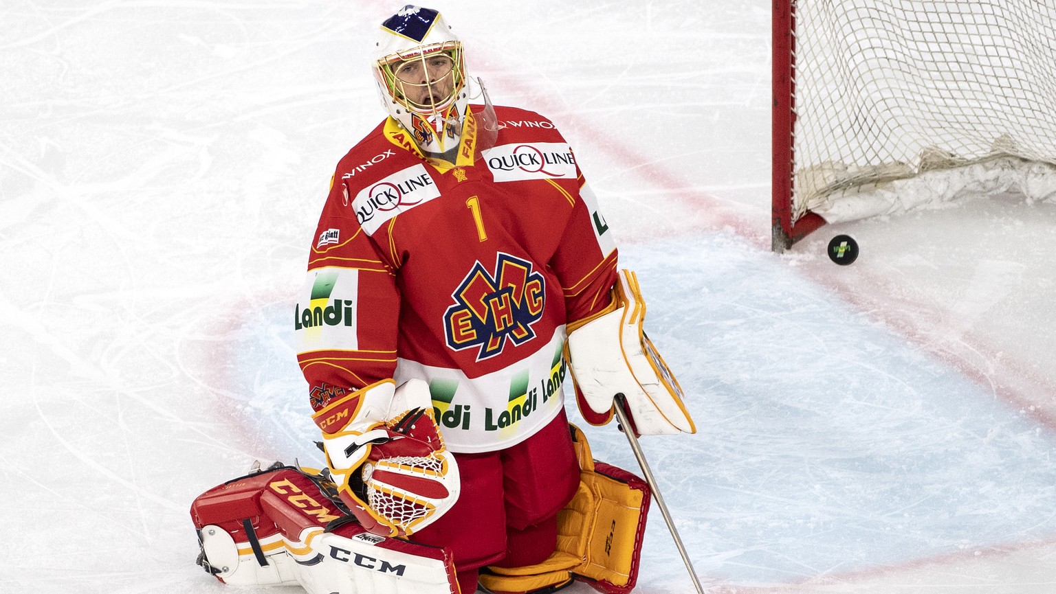 Biels Goalie Jonas Hiller muss den Treffer zum 1:4 hinnehmen im Eishockey Meisterschaftsspiel der National League zwischen dem EHC Biel und dem HC Fribourg-Gotteron, am Samstag, 9. Dezember 2018, in d ...