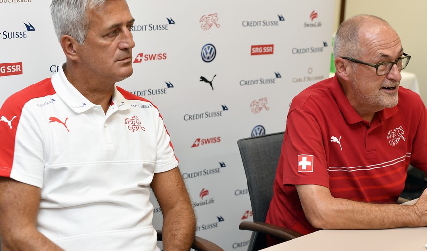 SFV-Praesident Peter Gillieron, rechts, und Nationalcoach Vladimir Petkovic, links, an einer Medienkonferenz in Feusisberg (SZ) am Montag, 28. August 2017. Der Schweizerische Fussballverband (SFV) und ...