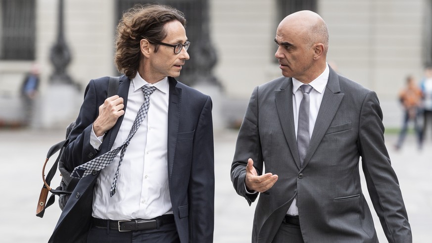 Bundesrat Alain Berset, rechts, schreitet mit seinem Kommunikationschef Peter Lauener zur Medienkonferenz, an welcher er im Anschluss an die Sitzung des Bundesrates die Eroerterungen der Regierung zur ...