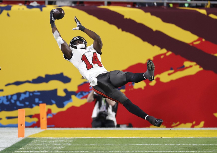 epa08995163 Tampa Bay Buccaneers wide receiver Chris Godwin makes an acrobatic catch but comes down out of bounds against the Kansas City Chiefs in the third quarter of the National Football League Su ...