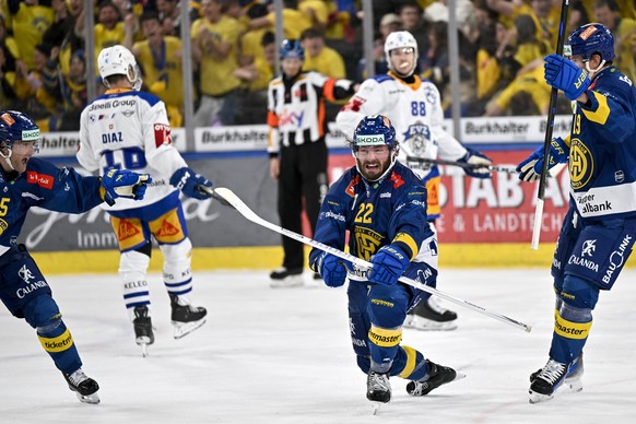 Der Davoser Brendan Lemieux, Mitte, jubelt nach seinem Treffer zum 3:3 Ausgleich, beim ersten Eishockey Playoff Viertelfinalspiel im Eishockey Spiel der National League zwischen HC Davos, HCD und EV Z ...