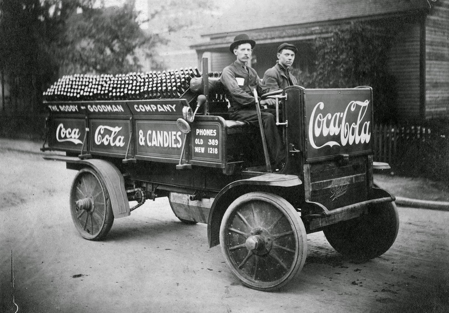 Seit 1903/04 werden nur noch entkokainisierte Kokablätter als Aromabestandteil von Coca-Cola verwendet. Heute ist die Stepan Company in New Jersey das einzige US-Unternehmen, das legal Kokablätter imp ...