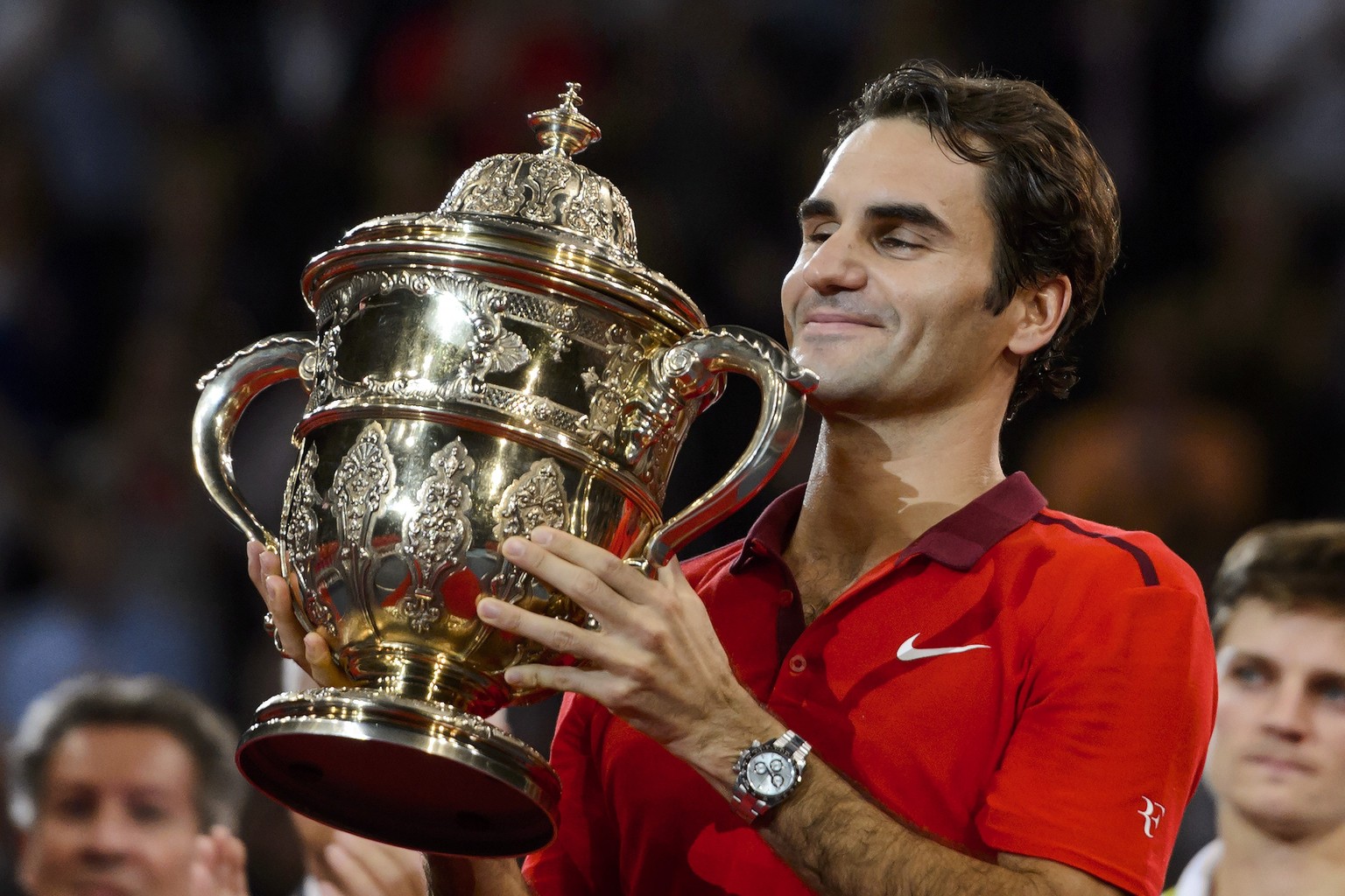 Roger Federer holt sich den nächsten Pokal.