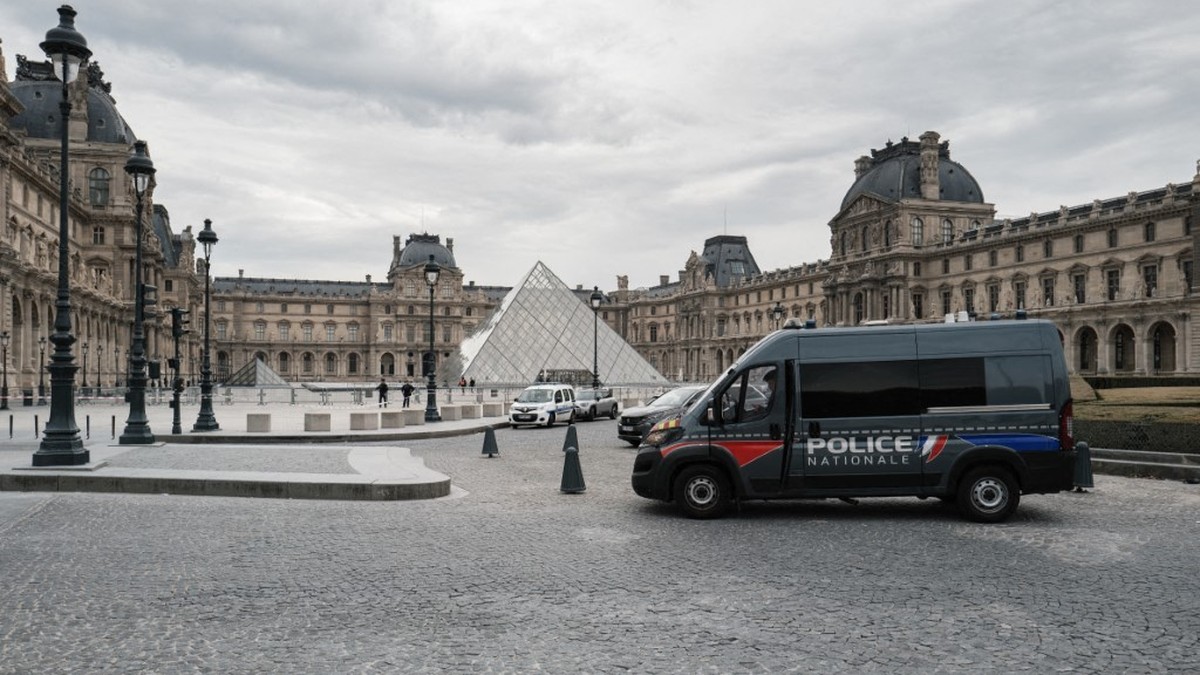 La traque est lancée aux cambrioleurs du Louvre.