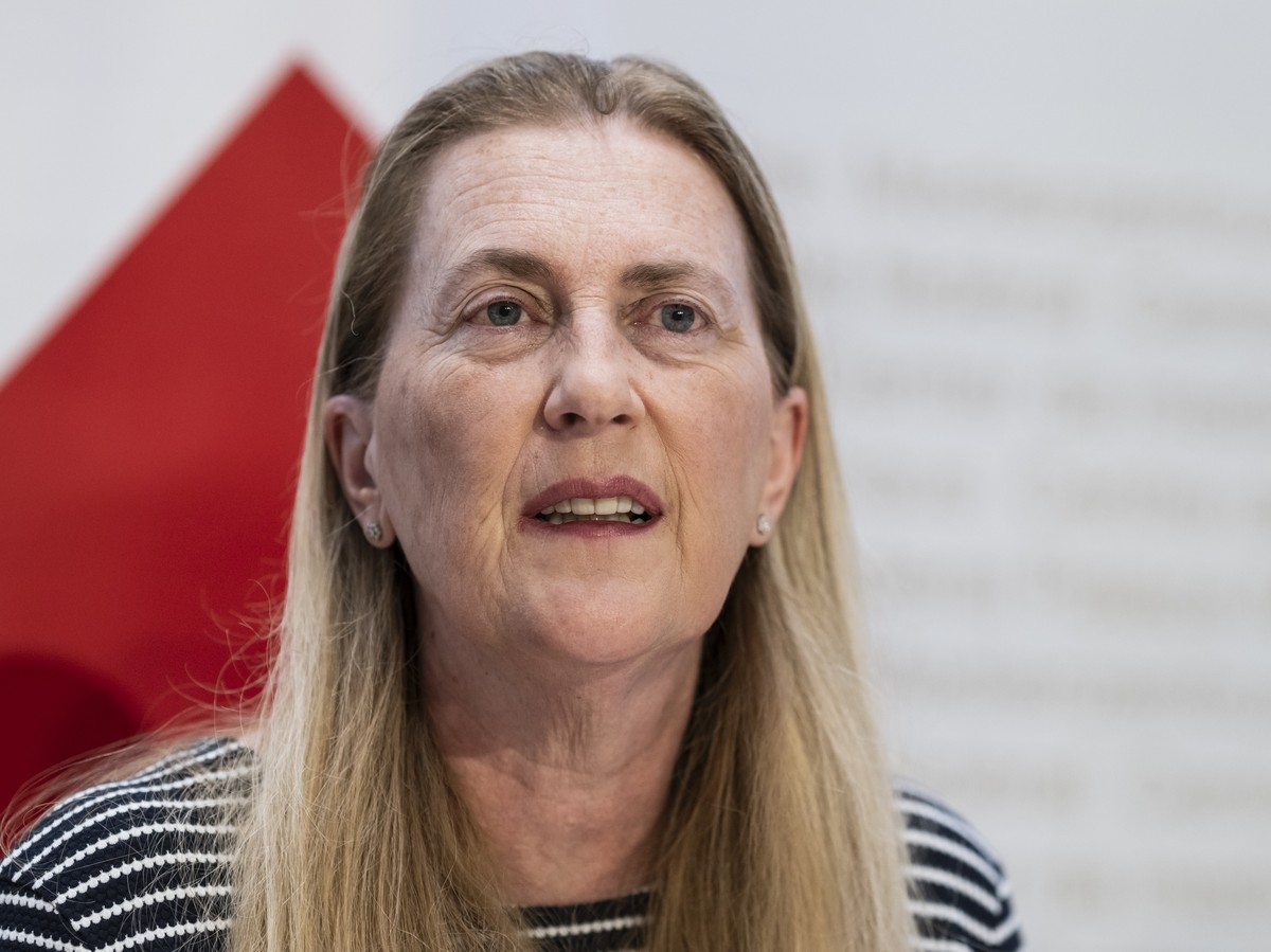 Helene Budliger Artieda, Staatsekretaerin und Direktorin des Staatssekretariats fuer Wirtschaft SECO, spricht an der Medienkonferenz des Bundesrates ueber die Vertraege mit der Europaeischen Union EU, ...
